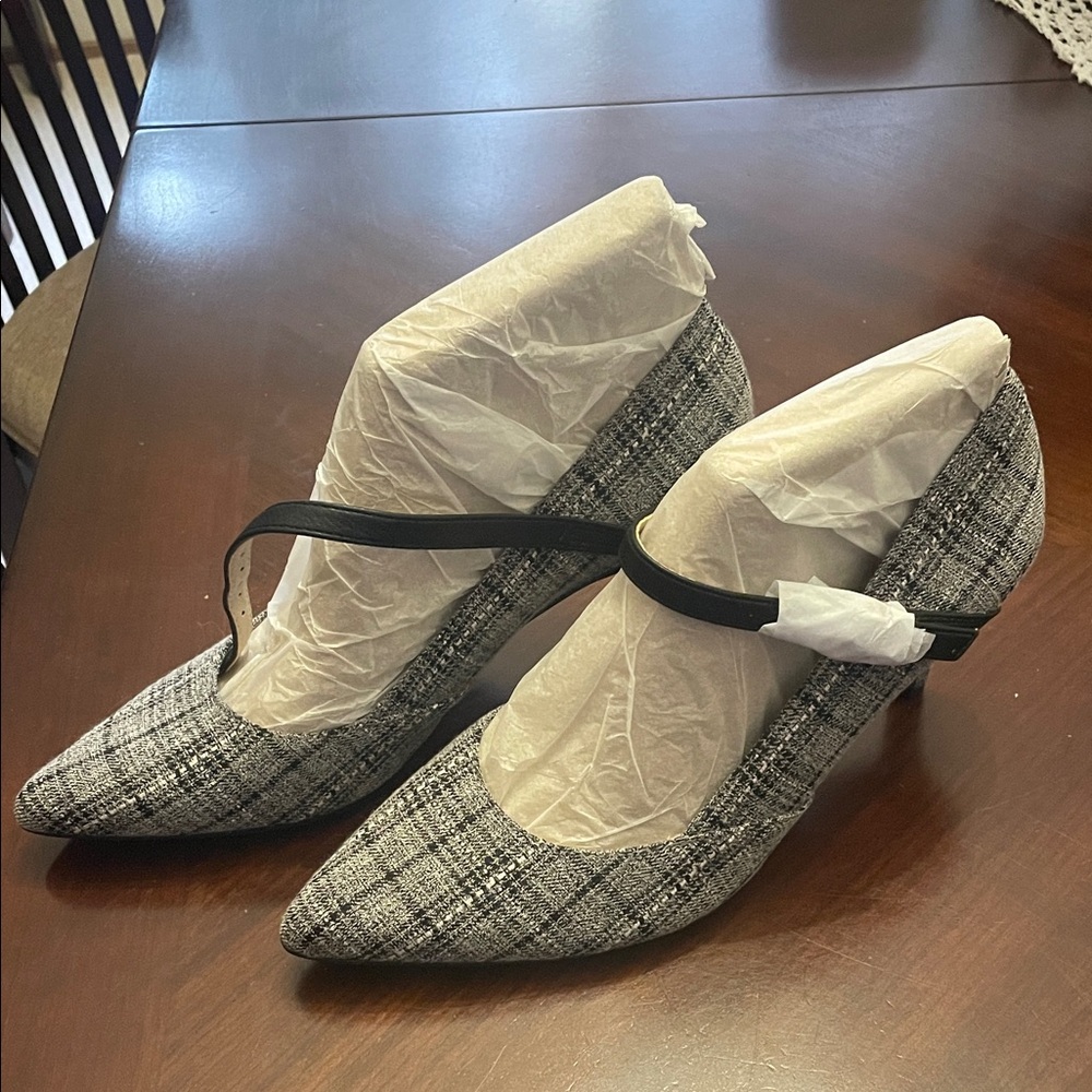 Life Stride Black and White Tweed Heels size 8M 
New with the new box.